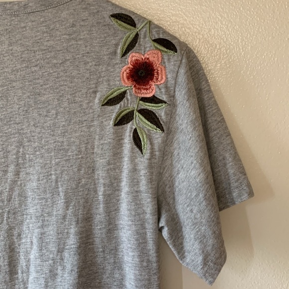 Chelsea & Theodore Embroidered Floral Short Sleeve Cute Top Womens Size Small - Picture 4 of 8